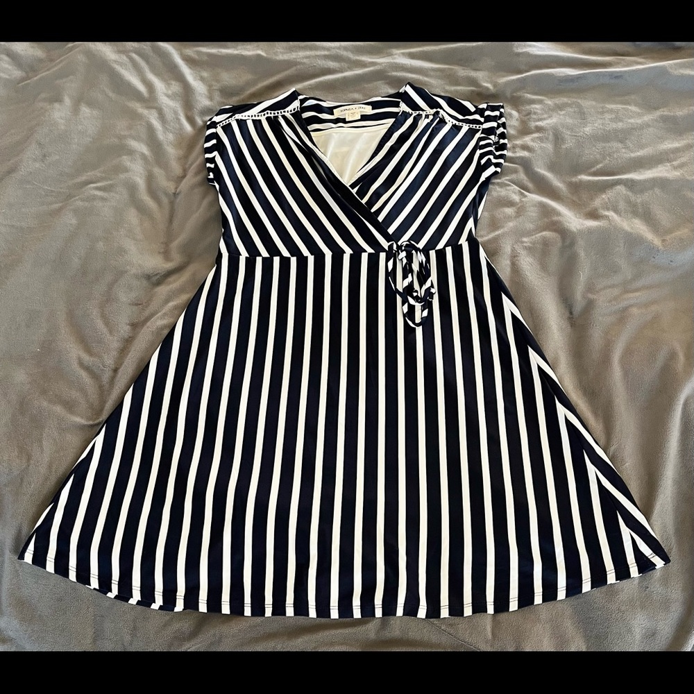 Girls cap sleeve dress Navy and White size 12